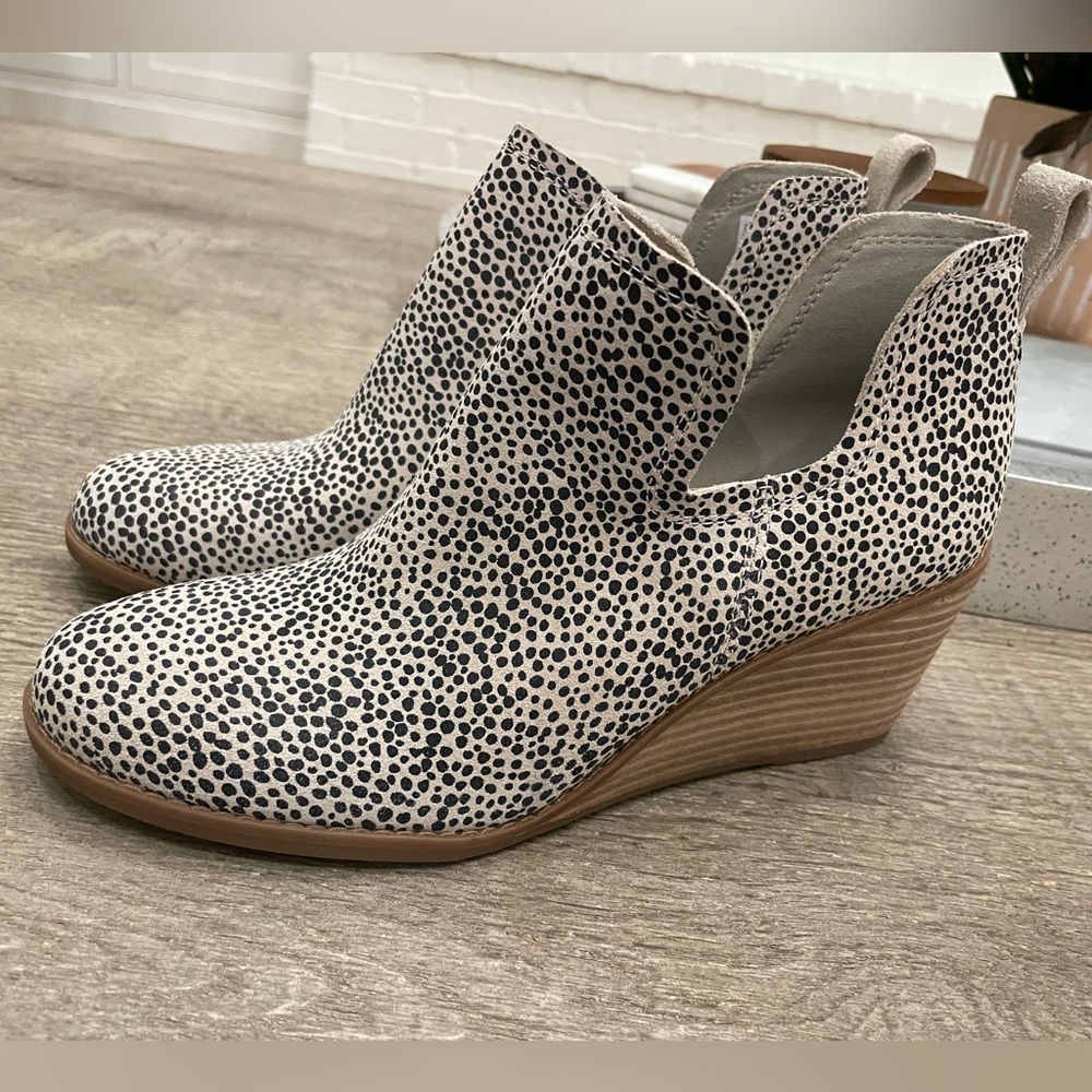 TOMS Kallie Wedge Cheetah Suede - NEW size 8